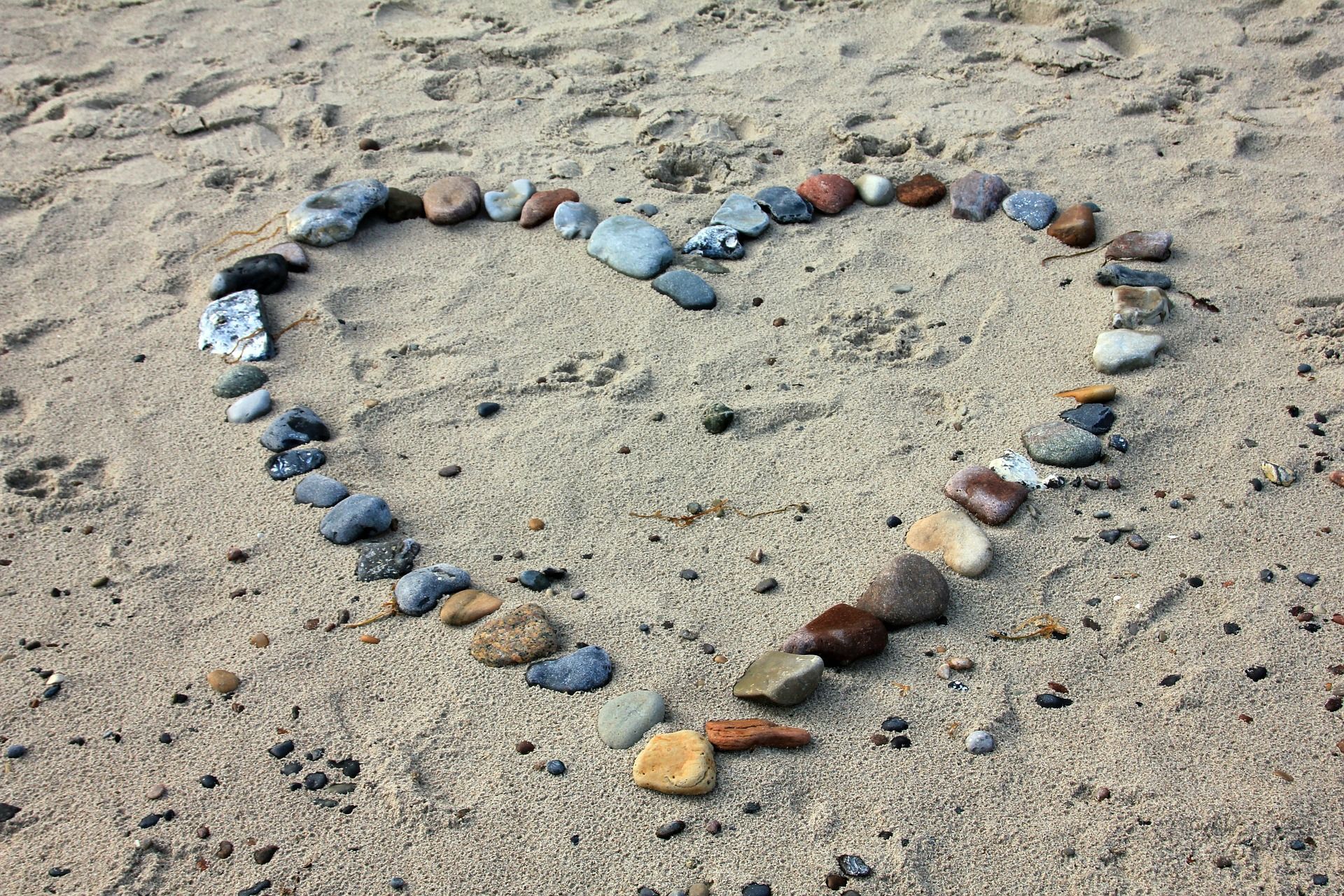 corazon de amor en la arena