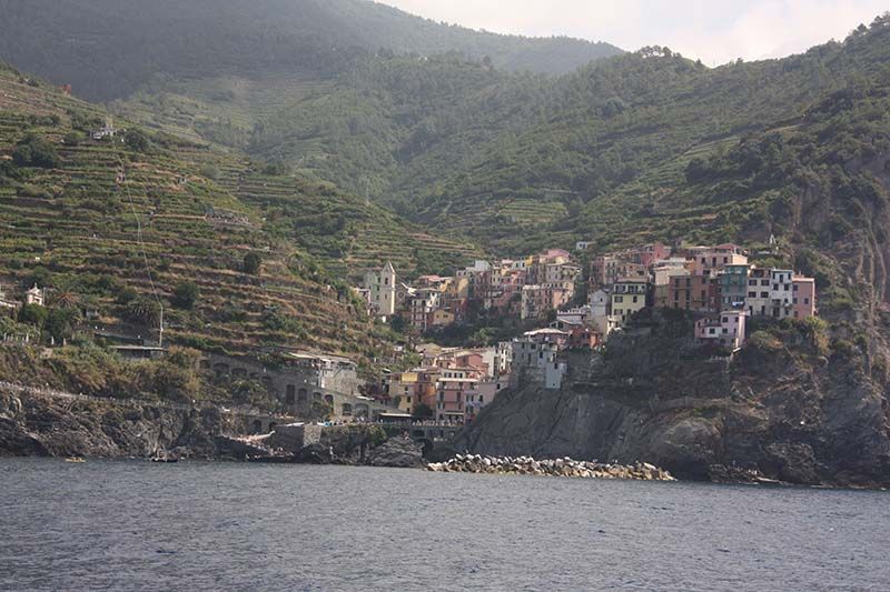 Pueblo visto durante ruta en barco por las Cinque Terre