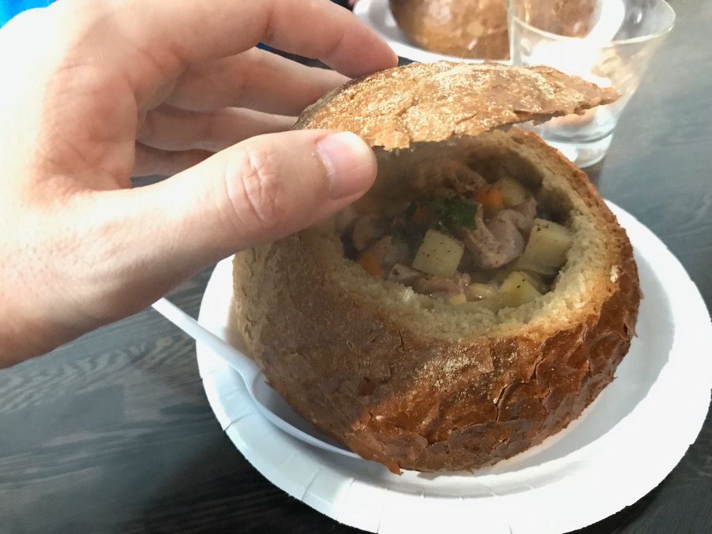 Sopa típica de Islandia dentro de un pan