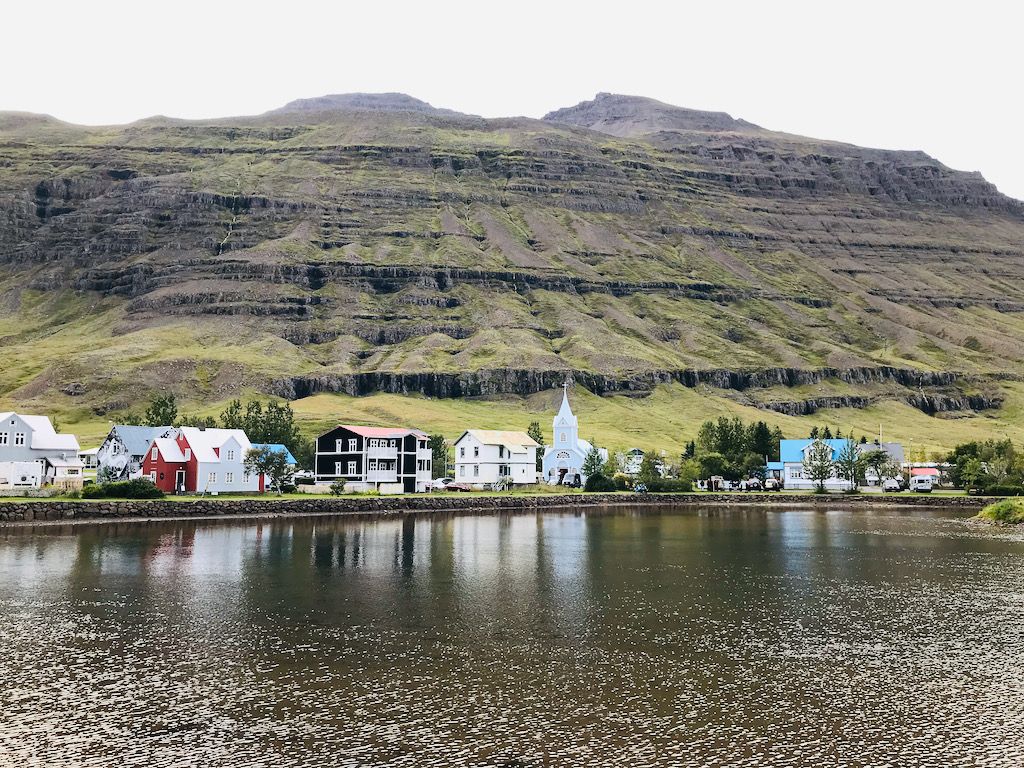 Pueblo Seydisfjördur en Islandia